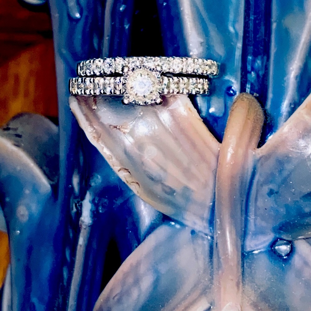 Engagement ring - Picture 3 of 3
